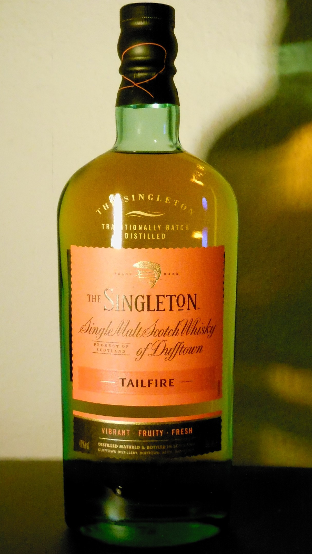 Tiefe Bernsteinflasche Singleton of Dufftown Tailfire Single Malt Scotch Whisky mit einem schwarzen Etikett, das ein Löwen- und ein Schlosswappen zeigt.