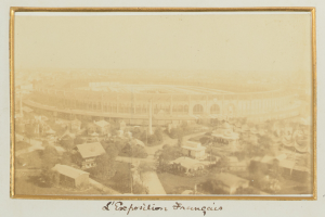 Altes Schwarz-Weiß-Foto eines Stadions, umgeben von mehrstöckigen Gebäuden, Bäumen und Strommasten, mit Text unten.