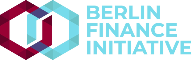 Logo der Berliner Finanzinitiative mit einem blauen Kreis mit weißer Umrandung und einem weißen 'B' in der Mitte, umgeben von einem weißen Ring mit einem blauen und weißen Karomuster, auf einem weißen Hintergrund mit fetter schwarzer Schrift, die 'Berliner Finanzinitiative' lautet.