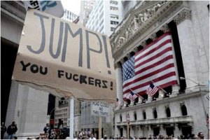 Eine große Menge von Menschen mit Schildern und Plakaten, mit US-Flaggen und Gebäuden im Hintergrund.