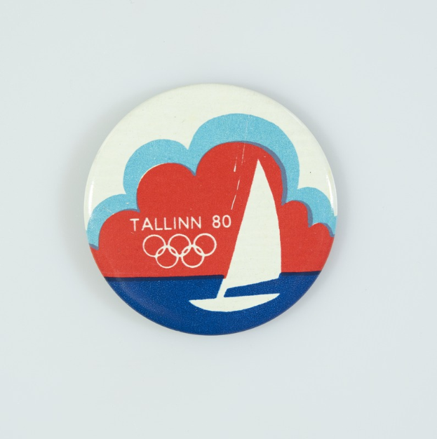 Ein weißes Abzeichen mit einem Segelboot und der Aufschrift "Tallinn 80 Olympische Spiele", das den 80. Jahrestag der Olympischen Spiele in Tallinn feiert.