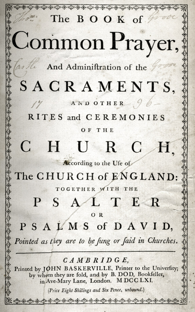 Ein offenes altes Buch mit dem Titel "The Book of Common Prayer and Administration of the Sacraments, Rites and Ceremonies of the Church of England" mit sichtbarem schwarzem Text auf der Seite.