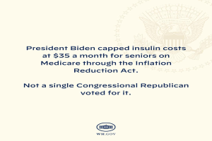 Plakat mit Logo und Text, das besagt, dass Präsident Biden die Insulin-Kosten für Senioren auf Medicare mit dem Inflation Reduction Act auf 35 Dollar pro Monat begrenzt hat.