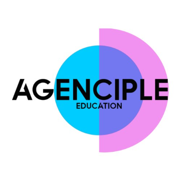 Ein weißer Hintergrund mit einem bunten Kreis in der Mitte, der den Text 'Agence Education' in schwarzer Schrift enthält, unterteilt in blaue und pinkfarbene Abschnitte, umgeben von einem schmalen schwarzen Rand und einem Podcast-Logo in der unteren rechten Ecke.