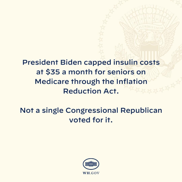 Plakat mit dem Text "Präsident Biden beschränkte die Insulin-Kosten auf 35 Dollar pro Monat für Senioren mit Medicare durch das Inflation Reduction Act" und einem Logo.