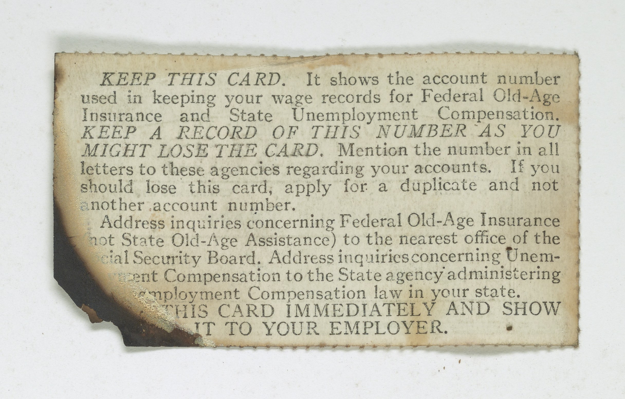 Ein Blatt Papier mit Text, auf dem steht, dass die Karte aufbewahrt werden soll, da sie die Kontonummer für die Bundesrentenversicherung und Arbeitslosenversicherung enthält.