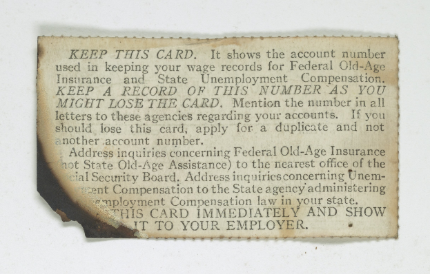 Ein Blatt Papier mit Text, auf dem steht, dass die Karte aufbewahrt werden soll, da sie die Kontonummer für die Bundesrentenversicherung und Arbeitslosenversicherung enthält.