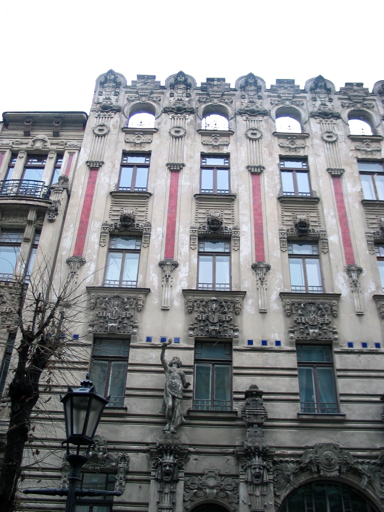 Ein hohes Gebäude mit einer Leuchte an der unteren linken Ecke.