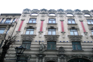 Ein hohes Gebäude mit einer Leuchte an der unteren linken Ecke.