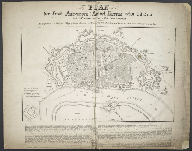 Ein abgenutztes Buch mit einer offenen Seite, die eine detaillierte Karte von Berlin zeigt, begleitet von Texten über die Stadtbevölkerung und Merkmale.