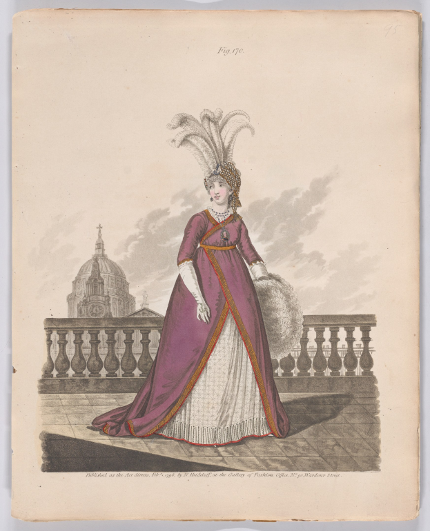 Frau in einem lila und weißen Federkleid, die an einem Geländer mit einem Gebäude und Wolken im Hintergrund steht, beschriftet mit "Fashion of New York, New York Street, 1790".