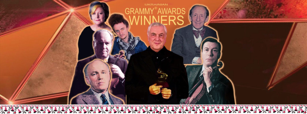 Gruppe von Menschen auf einer Bühne, die einen Preis halten und feiern, mit strahlenden Gesichtern und erhobenen Armen, sowie dem Text "Grammy Awards Winners" und einem Design unten.
