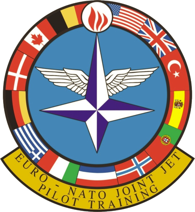 Blauer Kreis mit einem weißen Stern in der Mitte, umgeben von vier farbigen Flaggen, mit 'NATO Joint Jet' in weißer Schrift.