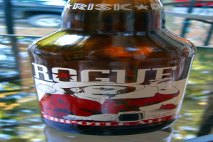 Eine Flasche kühles Getränk mit dem Wort "RISIKO" darauf, mit einem Bild eines Mannes in rotem Hemd und Hut.