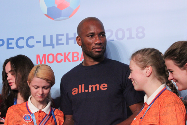 Gruppe von Menschen in Medaillen auf einer Bühne mit einer 2018 FIFA-Weltmeisterschaft Russland-Flagge mit einem Fußball.
