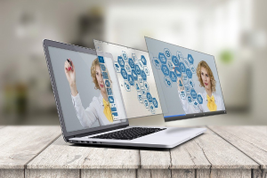 Zwei Laptops auf einem Holztisch zeigen Bilder einer Frau und Text, der eine Virtual-Assistant-Demonstration suggeriert.