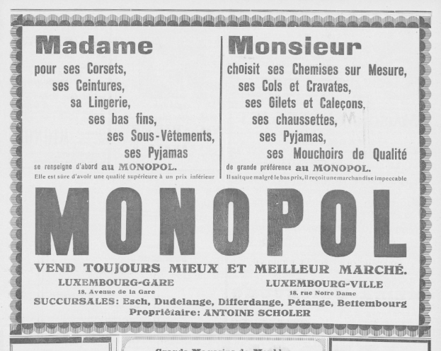 Ein Monopoly-Brettspiel auf einem Tisch mit Spielkarten, Papieren und einem Bleistift, der um das zentrale Spielbrett verstreut ist.