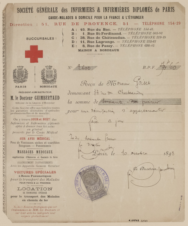 Alter medizinischer Dokument mit rotem Kreuzsymbol, Text, Stempeln und Logo, das wahrscheinlich eine Organisation darstellt, die medizinische Versorgung bietet.