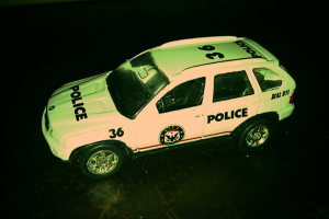 Ein Polizeifahrzeug steht auf dem Boden.