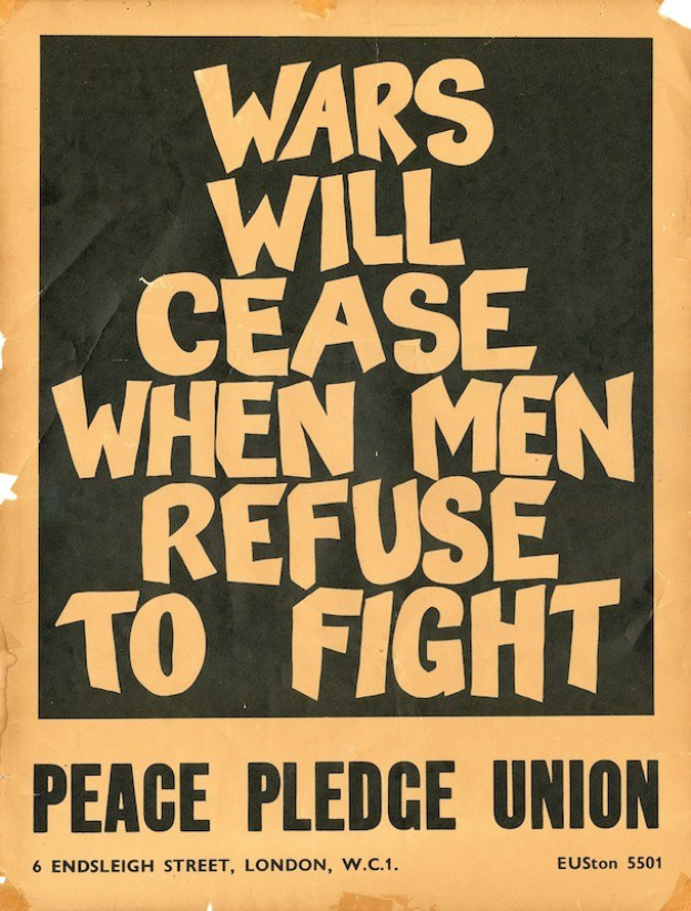 Plakat mit fettem schwarzem Text "Kriege werden aufhören, wenn Männer sich weigern zu kämpfen" auf einem weißen Hintergrund, das für Frieden wirbt.