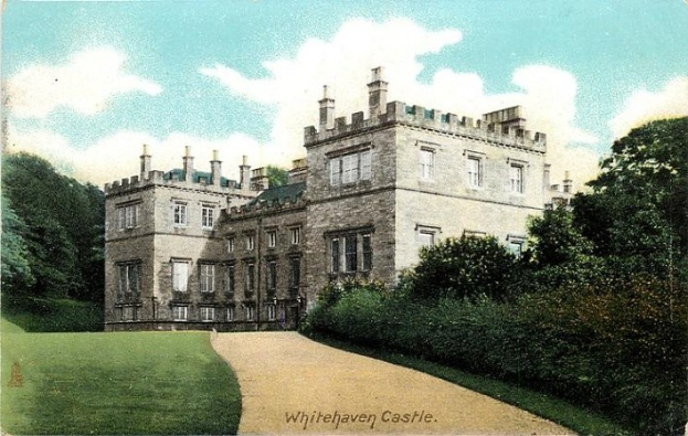 Alte Postkarte von Whitehaven Castle in Schottland, die ein großes Gebäude mit Fenstern, einen Weg, Gras, Pflanzen, Bäume und einen bewölkten Himmel zeigt, mit Text unten.