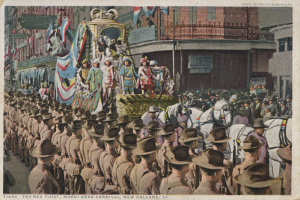 Eine alte Postkarte, die einen Mardi Gras-Umzug in New Orleans zeigt, mit Menschen auf Pferden, einem dekorierten Wagen mit Fahnen und Gebäuden im Hintergrund, mit der Beschriftung "The Rex Float, Mardi Gras Carnival, New Orleans" unten.