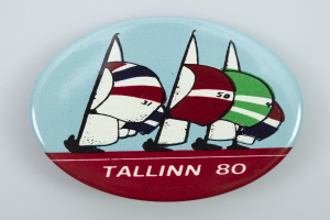 Lettischer MEP Kols schenkte Kaja Kallas ein Aufkleber mit einem "Baltic Chihuahua" vor den Flaggen der Baltischen Staaten
