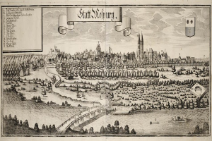 Stuttgarter Stadtansicht mit Brücke, Bäumen, Gebäuden, Booten und bewölktem Himmel, mit deutscher Beschriftung oben.